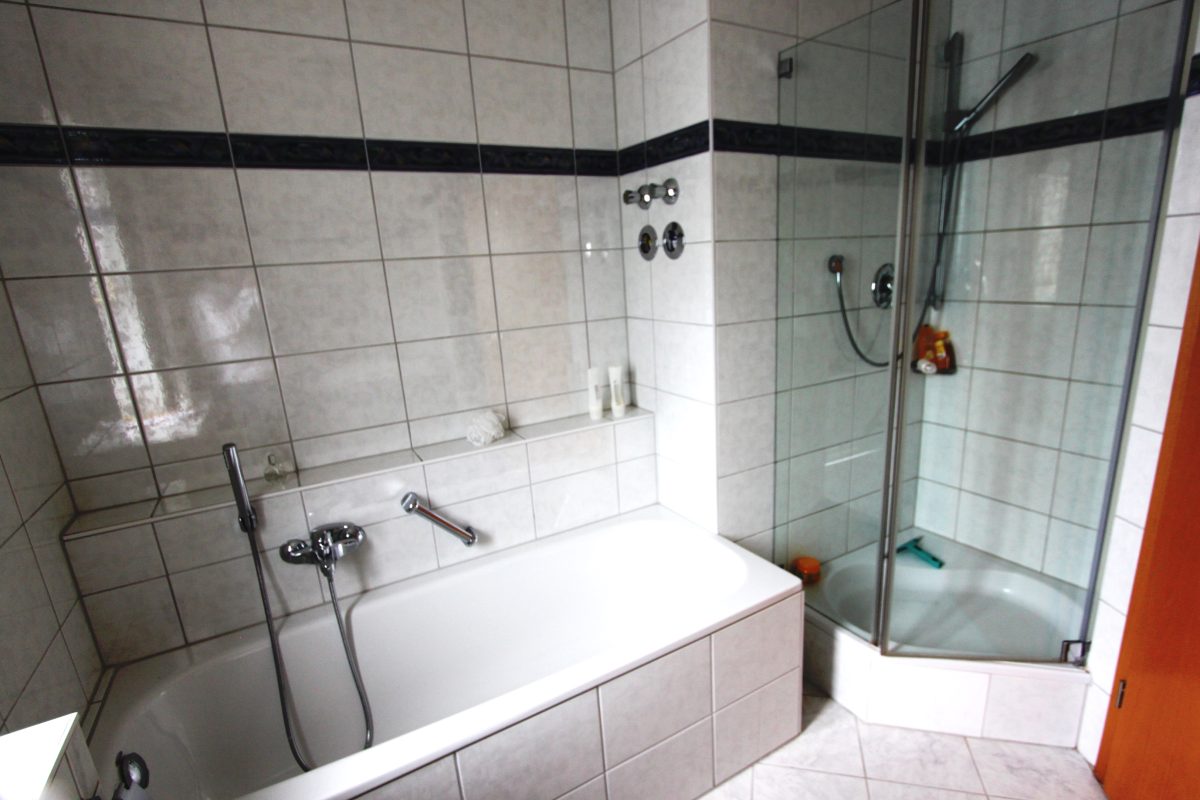 Badezimmer, Wanne u. Dusche
